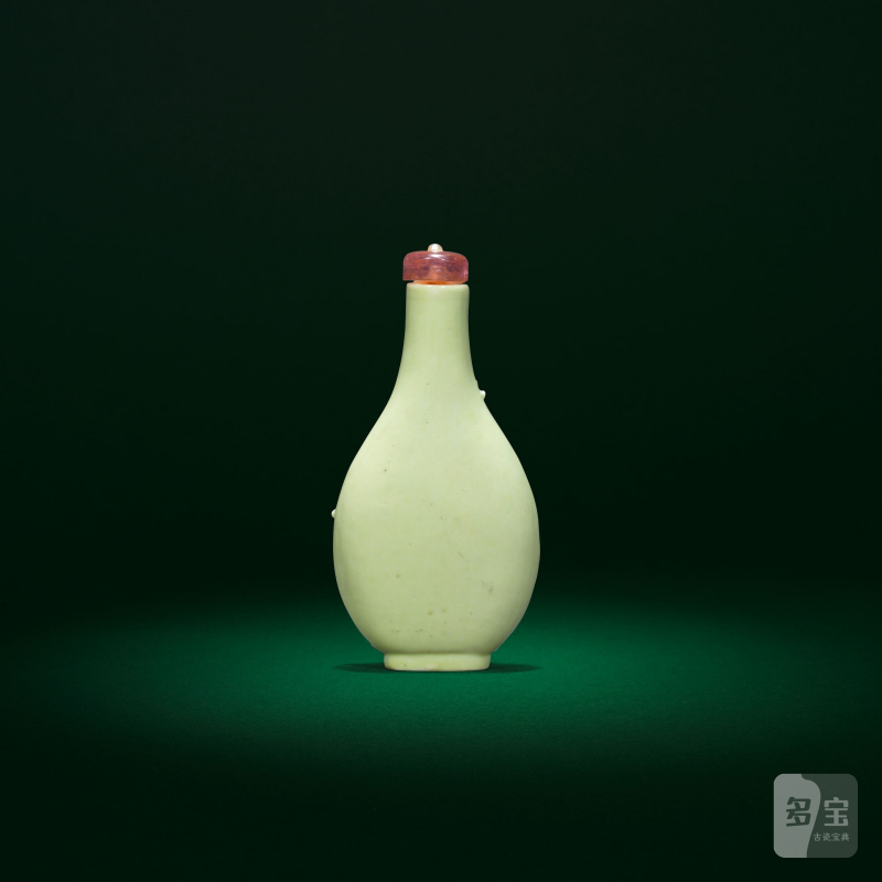 十九世紀 模印黃釉梅花紋鼻烟壺 | A LIME-GREEN-GLAZED MOULDED 'PRUNUS' SNUFF BOTTLE - 图4
